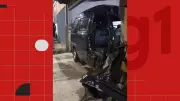 Acidente em Cariacica: Carro invade residência após atropelar motociclista e deixa feridos