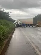 Acidente entre carretas interdita BR-251 em Francisco Sá; dois feridos são socorridos