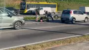 Acidente entre carro e moto causa lentidão na Rodovia João Leme dos Santos em Sorocaba