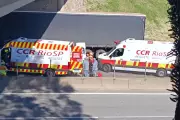 Acidente entre ônibus e moto na Dutra em Lorena deixa feridos graves e causa congestionamento