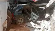 Acidente entre trem, carreta e carros assusta moradores em Carandaí; motorista fica ferido