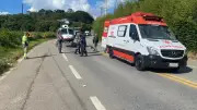 Acidente fatal entre caminhão e moto interdita SP-088 em Biritiba Mirim