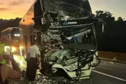 Acidente fatal na BR-116: Ônibus colide com carreta parada, mata motorista e deixa sete feridos