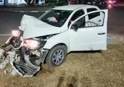 Acidente no Centro Cívico de Boa Vista: Carro atinge moto e derruba poste de energia