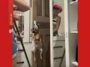Acreana viraliza com vídeo de cachorro em sacola adaptada na maçaneta durante limpeza