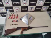 Adolescente de 12 anos salva mãe ao ligar para PM após pai ameaçar matá-la com arma em Três Marias