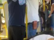 Adolescente sofre agressão com fratura em ônibus escolar de Matão; família suspeita de homofobia