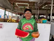 Agricultora de 63 anos inova com pudim de melancia em festival de Normandia, RR