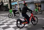 Anne Hidalgo deixa prefeitura de Paris após 12 anos de revolução urbana e sustentável