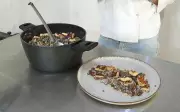Aprenda a preparar um delicioso baião de dois com carne seca no 'Barato da Cozinha'