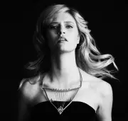 Artista brasileira cria instrumento de joalheria única que une música e ciência