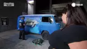 Artista brasileiro transforma kombis em obras de arte e arrecada alimentos para famílias carentes