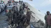 Avalanche no Himalaia deixa seis mortos, incluindo criança, e soterra veículos