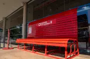 Banco Vermelho Gigante é Inaugurado em Brasília para Alertar sobre Feminicídio