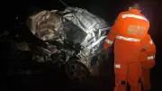 Batida entre carretas e carro mata casal na BR-364 em Frutal, Minas Gerais