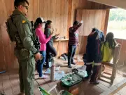 Bebê indígena com pneumonia é resgatado de helicóptero em aldeia no Acre