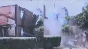 Bombeiro sofre ferimentos leves após desabamento durante combate a incêndio em Colatina