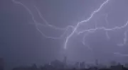Burj Khalifa é atingido por raios durante tempestade rara em Dubai; engenharia protege estrutura