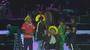 Cacique Raoni emociona público no Lollapalooza com discurso sobre a Amazônia