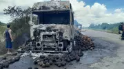Caminhão carregado de cocos é totalmente consumido por incêndio na BR-304 no Rio Grande do Norte