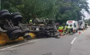 Caminhão carregado de água potável tomba na Mogi-Bertioga e deixa ferido