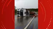 Caminhão carregado de tijolos tomba na BR-165, conhecida como 'curva da morte', no Amapá