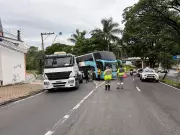 Caminhão colide com ônibus fretado após falha mecânica em Campinas