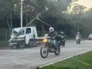 Caminhão colide com poste de energia em Piracicaba e causa interdição parcial de avenida