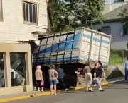 Caminhão com bois perde freios e colide contra academia no Centro de Ibicaré, SC