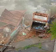 Caminhão de lixo invade e destrói casa em Mercês, na Zona da Mata mineira