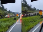 Caminhão de pneus tombado é saqueado por grupo encapuzado na Régis Bittencourt