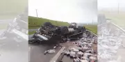 Caminhão de Refrigerantes Tomba na SP-225 em Jaú Após Colisão com Carro em Pane Mecânica