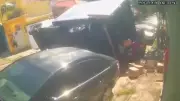 Caminhão desgovernado bate em carros e tomba em Pirituba, zona norte de São Paulo