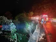 Caminhão despenca de ribanceira de 25 metros na Serra das Araras e deixa três feridos em Piraí