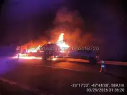 Caminhão-guincho pega fogo ao transportar carros em rodovia de Tatuí, SP