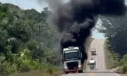 Caminhão tanque com 50 mil litros de combustível pega fogo em rodovia do Amazonas