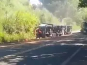 Caminhão tomba e deixa uma pessoa ferida em acidente na BR-393 em Sapucaia