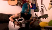 Campineira supera surdez progressiva usando vibração do violão para cantar