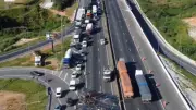 Carga de vidro cai na Dutra em Jacareí e interdita faixas, gerando congestionamento de 5 km
