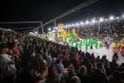 Carnaval de Porto Alegre atrai 50 mil pessoas em desfiles que se encerram na madrugada