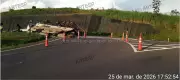 Carreta com Telhas Tomba na SP-333 em Júlio Mesquita, Motorista Fica Ferido