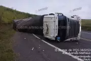 Carreta tomba em alça de acesso da Rodovia Assis Chateaubriand em Martinópolis após motorista dormir