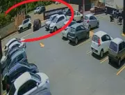 Carro anda sozinho e atravessa avenida em Tatuí após motorista esquecer freio de mão