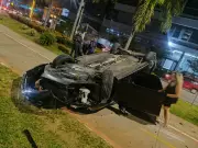 Carro capota após colisão com poste e deixa três feridos na Avenida Norte-Sul, em Campinas