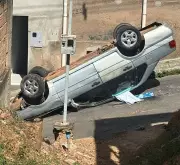 Carro com família de cinco capota em Sabará; crianças em cadeirinha evitam tragédia
