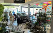 Carro desgovernado invade supermercado no centro de Jaú, SP, nesta sexta-feira