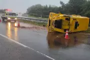 Carro-forte tomba em rodovia de Jaguariúna (SP) sem derramar valores transportados