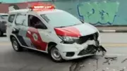 Carro invade contramão e colide com viatura da PM em Ferraz de Vasconcelos