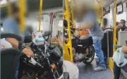 Cena Inusitada em Goiânia: Passageiro Embarca em Ônibus Carregando Moto Honda Titan