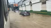Chuva e maré alta transbordam canal da Doca e causam transtornos em Belém